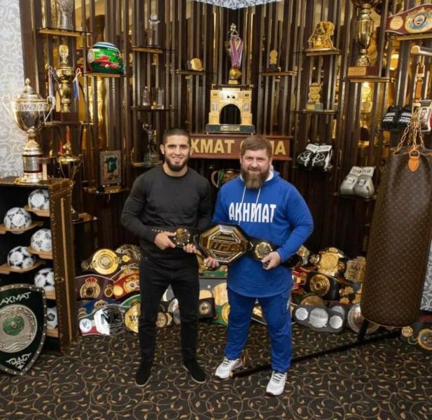 Іслам Махачев привіз чемпіонський пояс до Чечні та сфотографувався з Рамзаном Кадировим після нападу РФ на Україну